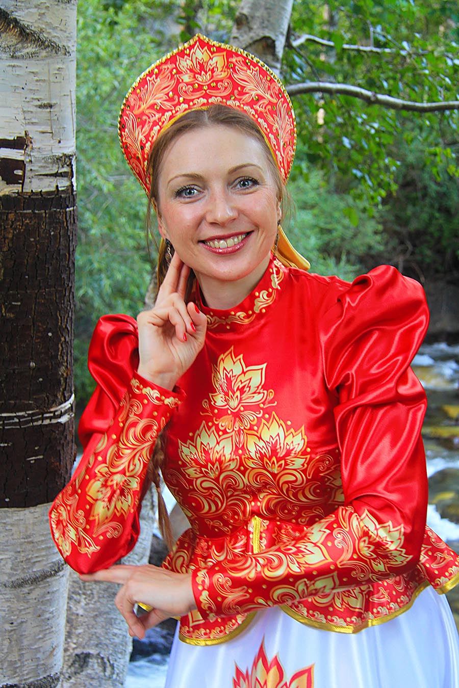 Women in Slavic costumes in San Tome