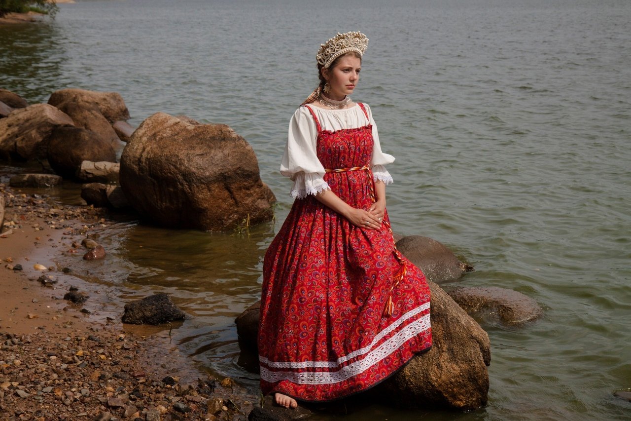 Women in Slavic costumes in San Tome