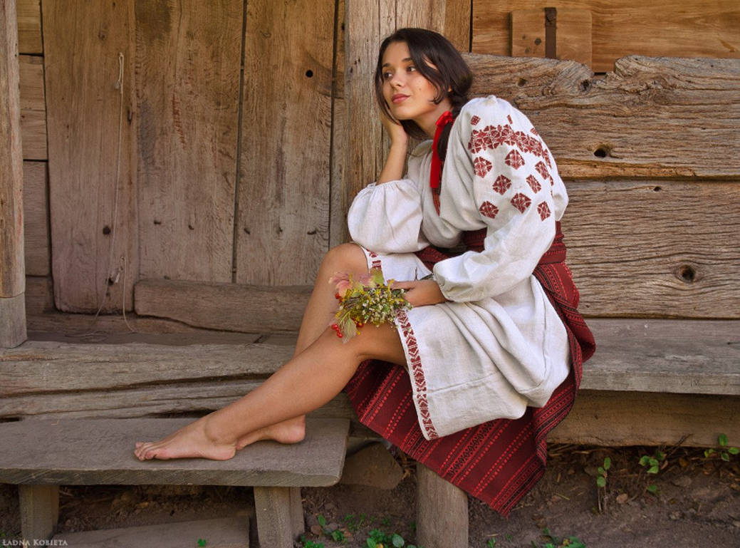 Women in Slavic costumes in San Tome