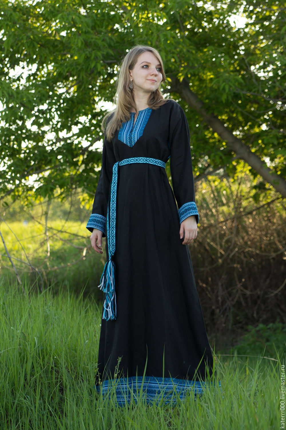 Women in Slavic costumes in San Tome