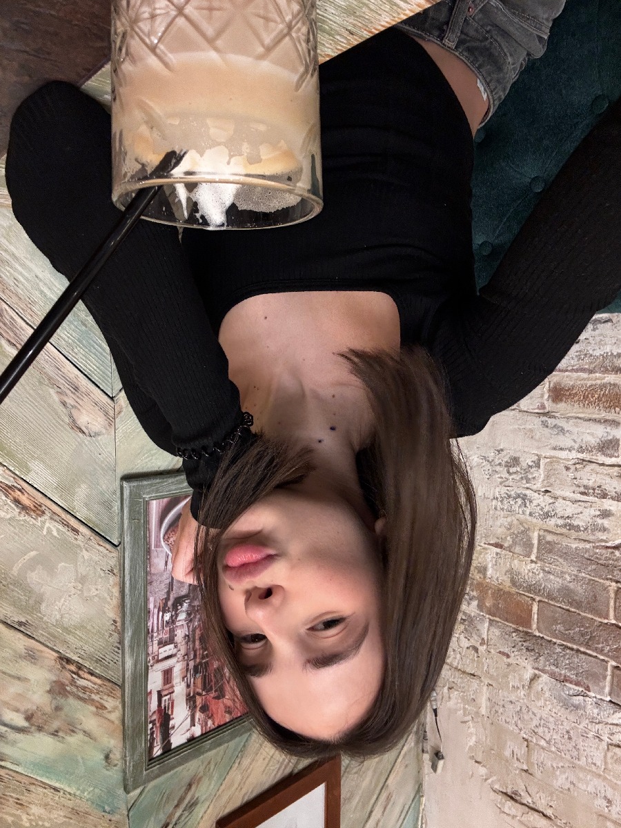 Fresh photos, fresh mood — Tina online in San Tome